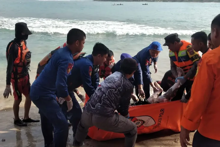 Hilang Terseret Ombak,...