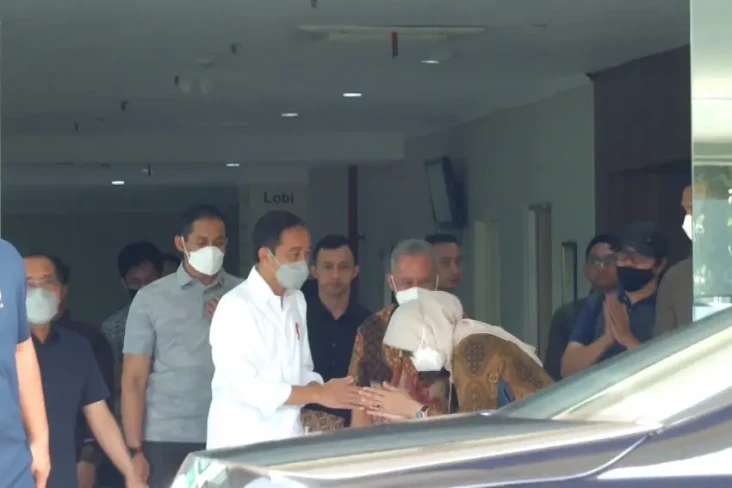 Presiden Jokowi Jenguk...