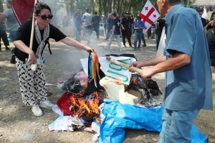 Massa Anti-LGBT Serbu...