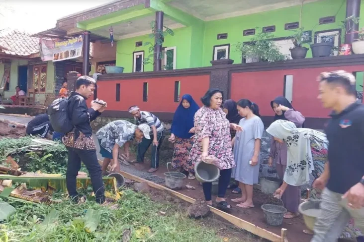 Jalan di Kampung Seda...