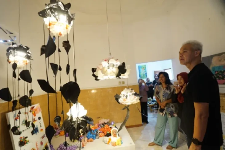 Kunjungi Studio Seni...