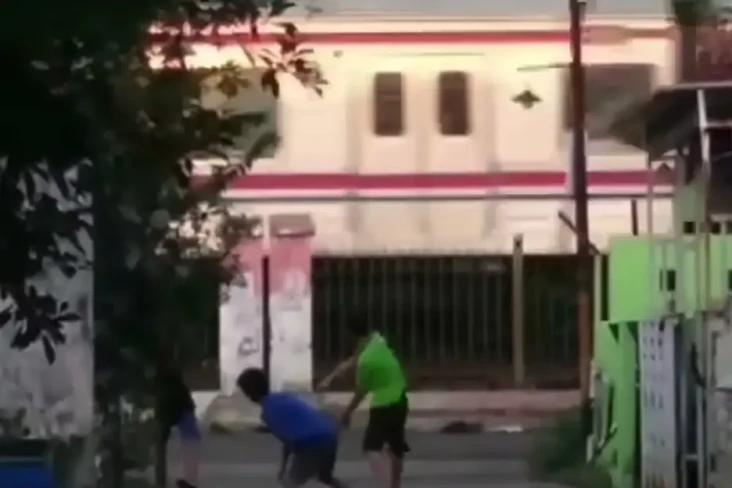 Video Viral, Bocah Lempar...