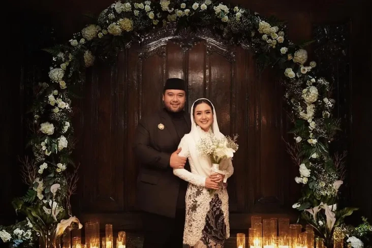 Ulang Tahun Pernikahan,...