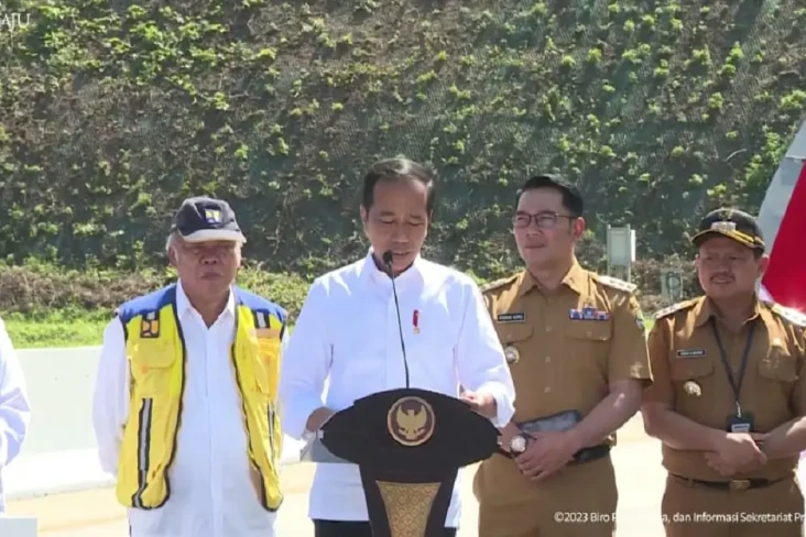 Presiden Jokowi Resmikan...