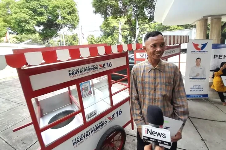 Usai Gerobaknya Rusak...