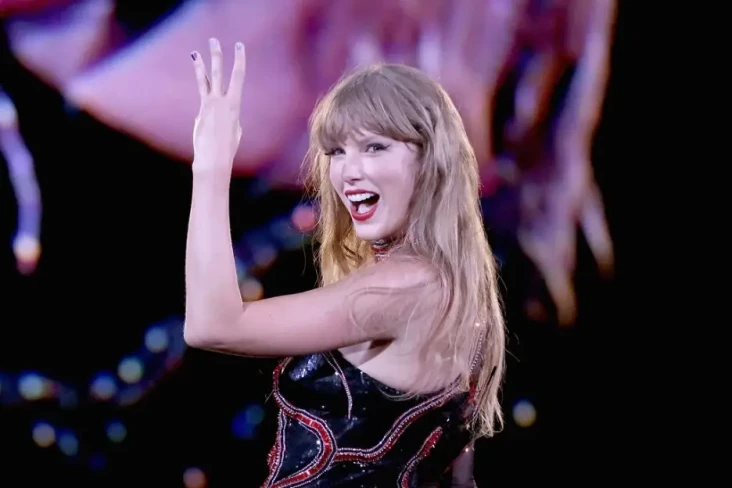 Taylor Swift Dilempar...