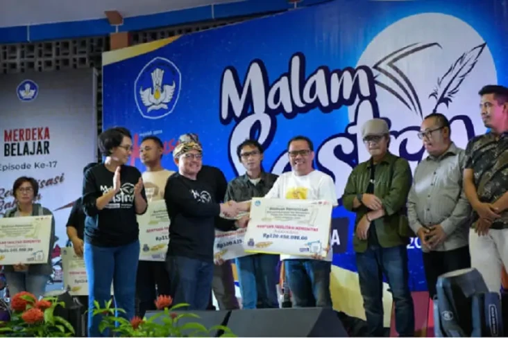 Kemendikbudristek Beri...