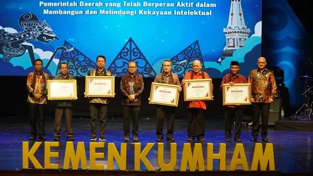 Kemenkumham Berikan...