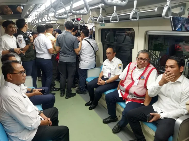 LRT Jabodebek Mulai...