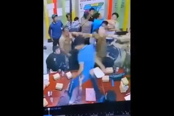 Kericuhan Pecah di Ruang...