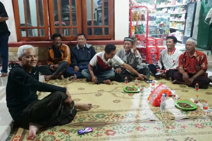 Warga Desa Polokarto...