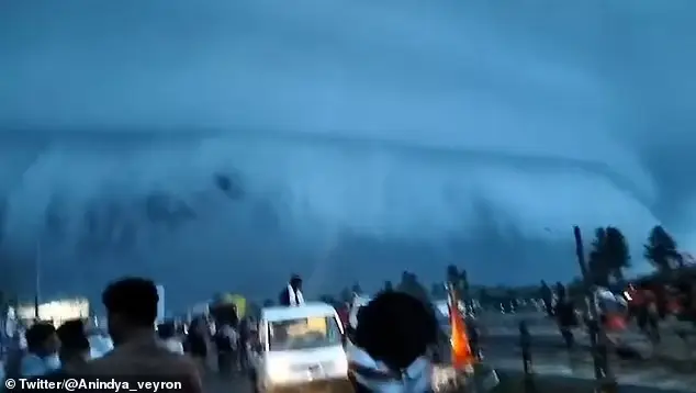 Awan Berbentuk Tsunami...