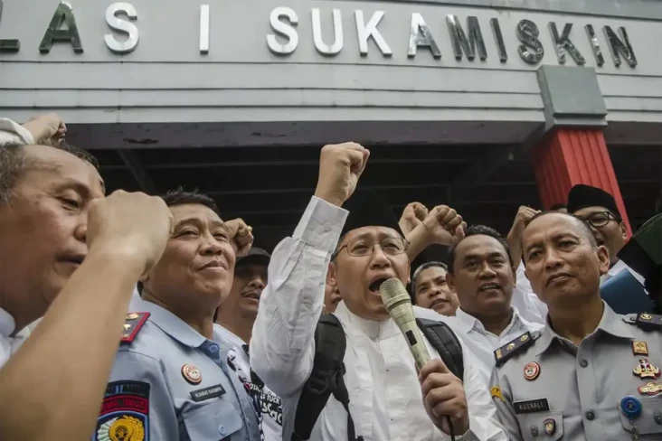 Besok! Anas Urbaningrum...