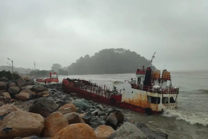 Terseret Ombak, 2 Kapal...