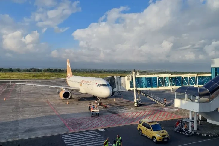 Pesawat Berhenti di...
