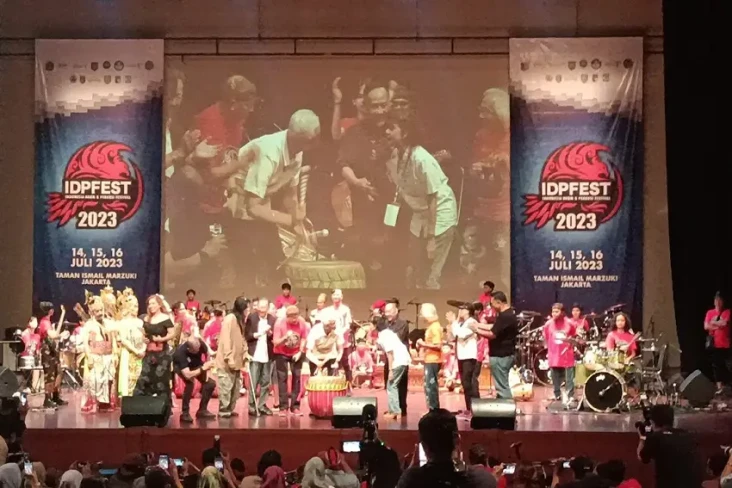 Diiringi Lagu We Will...