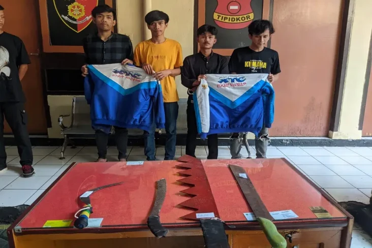 Bawa Senjata Tajam,...
