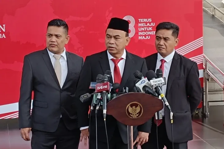 Dilantik Jadi Menkominfo,...