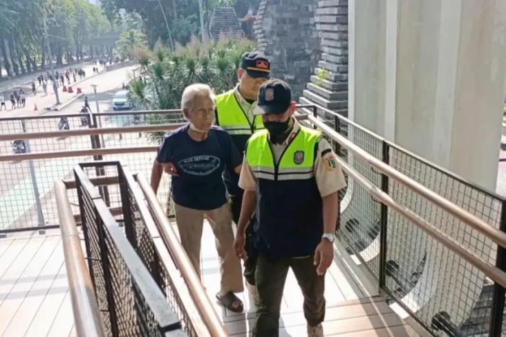 Lansia Pengemis di JPO...