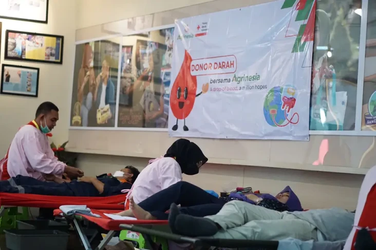 Ratusan Orang Gelar...