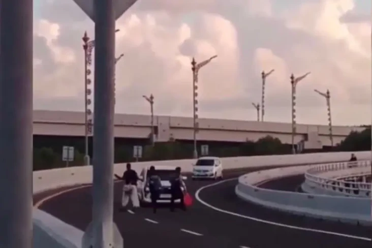 Viral Aksi Bule Berjalan...