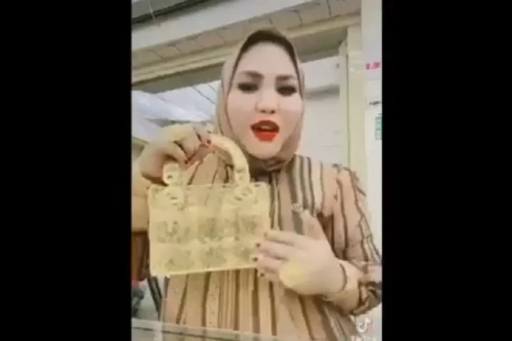 Wanita Muda Beli Tas...