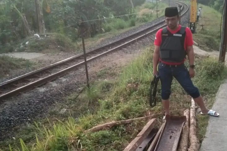 Aksi Maling Besi Penahan...