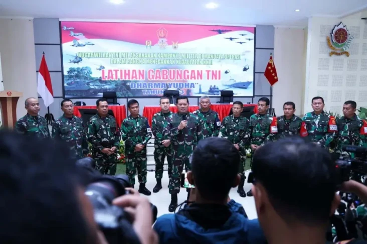 Panglima TNI Pimpin...