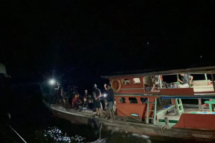 Pulang Secara Ilegal,...
