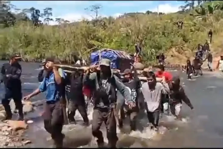 Memilukan! Warga Tandu...