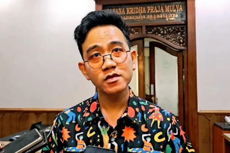 Gibran Dibisiki Ganjar:...