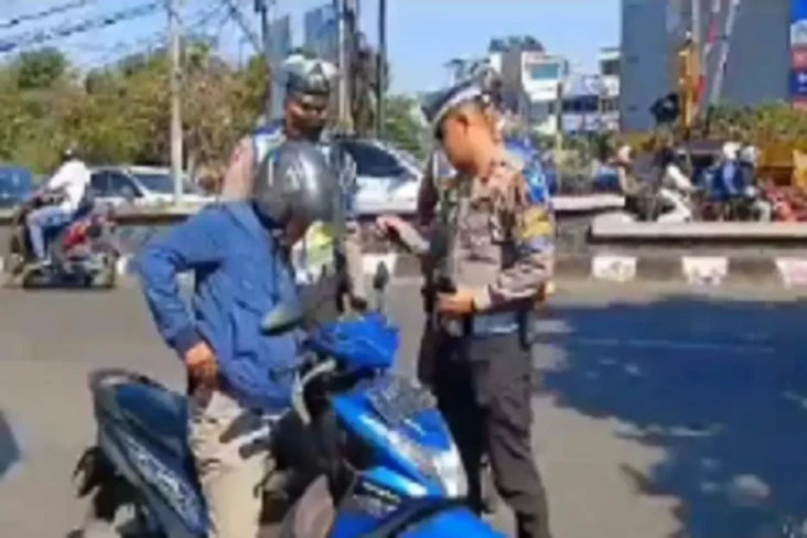 Viral! Lawan Arus, Pemotor...