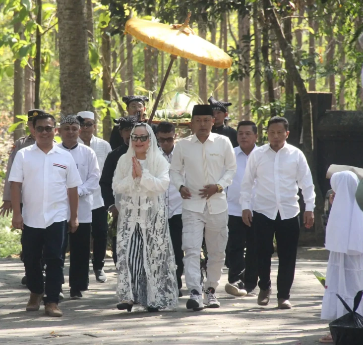 Ratusan Warga Antusias...