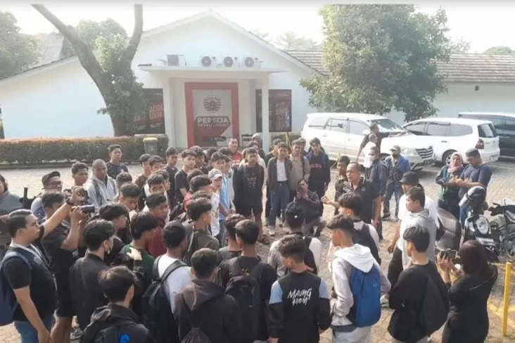 Puluhan Pemain Geruduk...