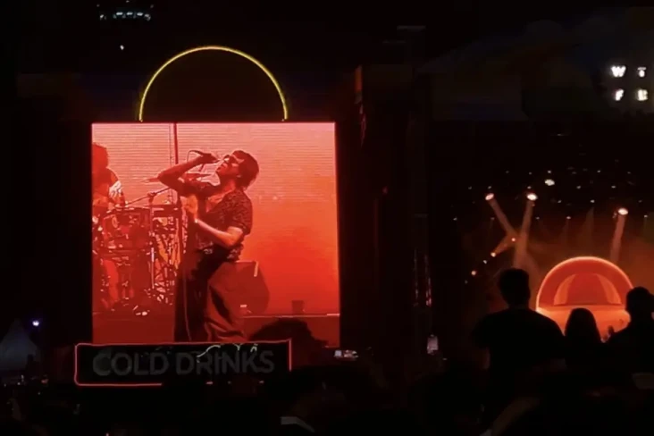The Strokes Bikin Penonton...