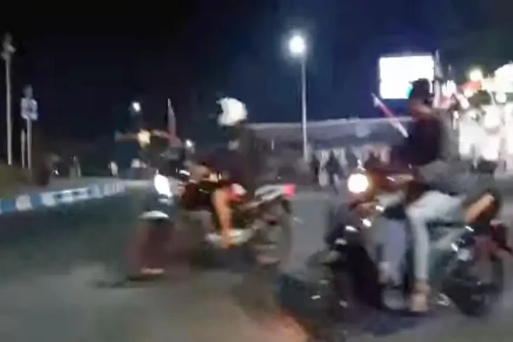 Geng Motor Serang Kelompok...