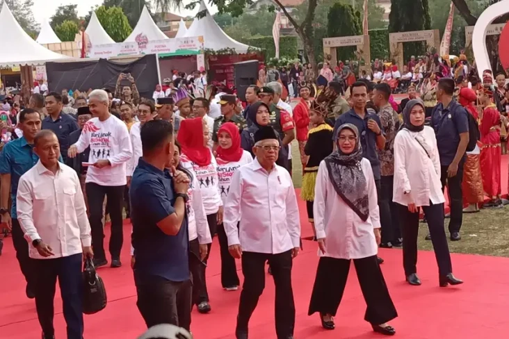 Ganjar Pakai Baju Hari...