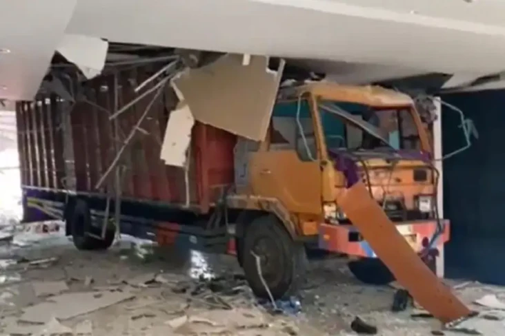Truk Seruduk Pesta Hajatan...