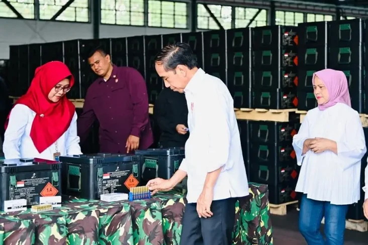 Kunjungi PT Pindad,...