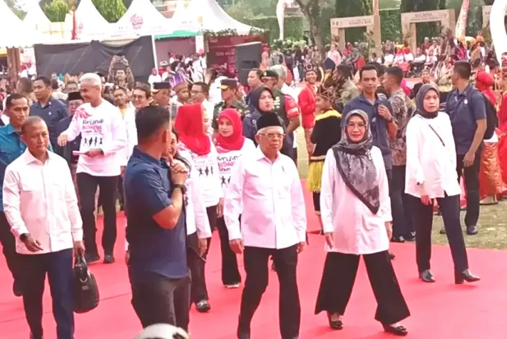 Ganjar Pakai Kaus Hari...