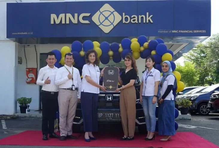 Kembali Serahkan Hadiah...
