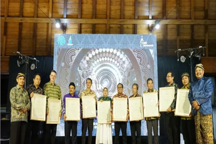 Top 10 Universitas Berdasarkan...