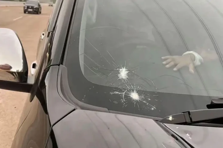 Ibu dan Bayi dalam Mobil...