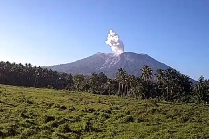 Gunung Ibu di Halmahera...