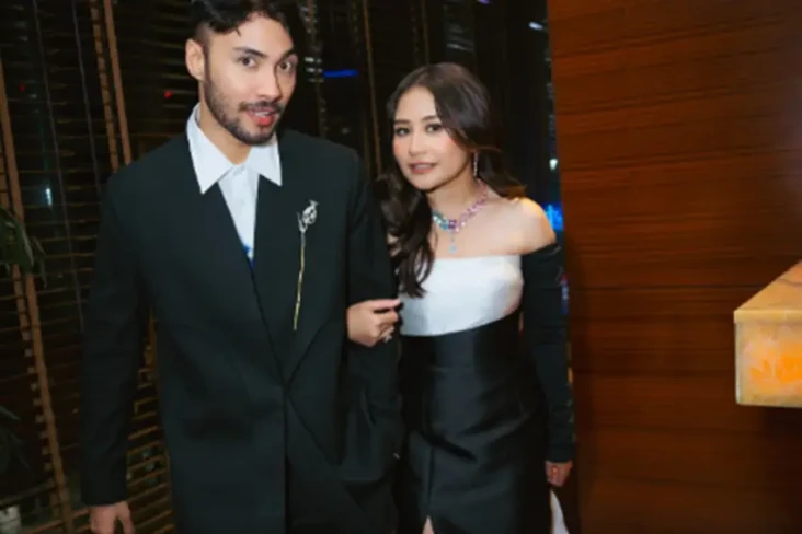 Prilly Latuconsina Pamer...