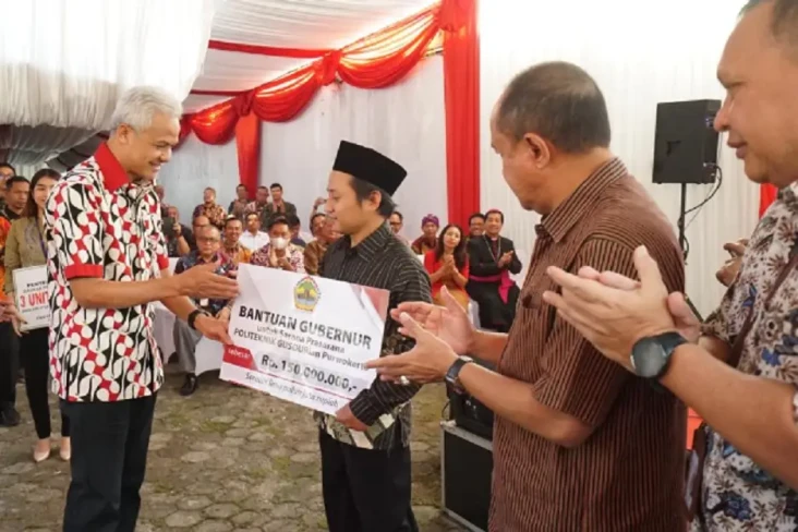 Ganjar Serahkan Bantuan...