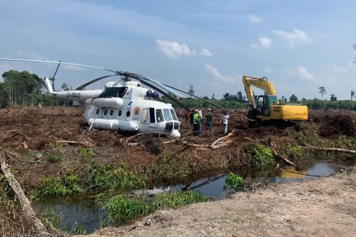 Helikopter BNPB Mendarat...