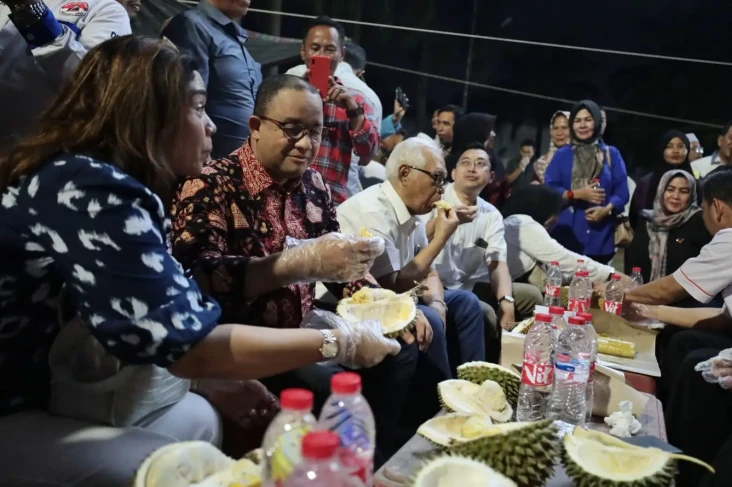 Makan Duren Bareng Warga...