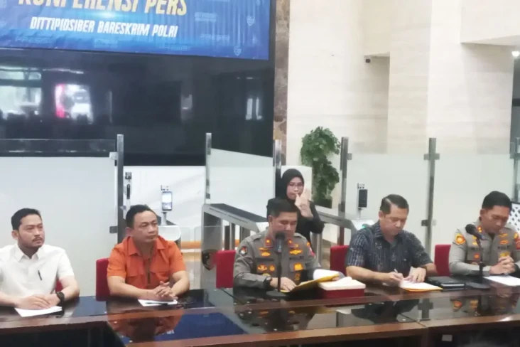 Dua Terduga Pelaku Penembak...