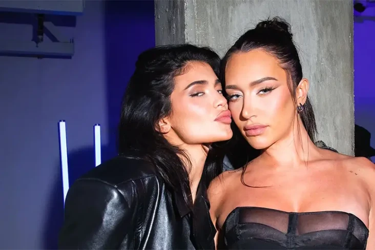 Heboh Kylie Jenner Cium...
